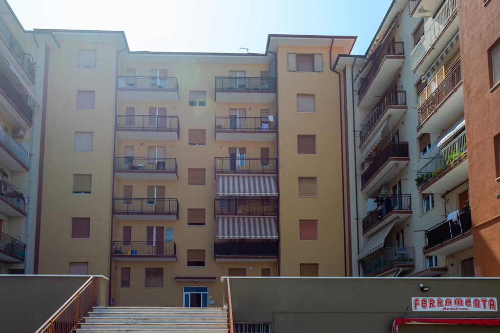 la palazzina dell'affittacamere a Torrette di Ancona